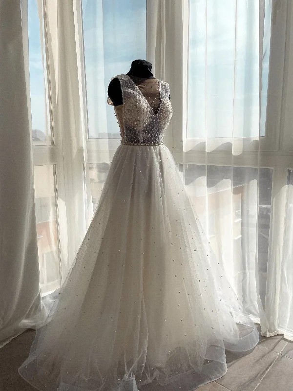Sleeveless floral pearl wedding dress Bridal gown deep neckline